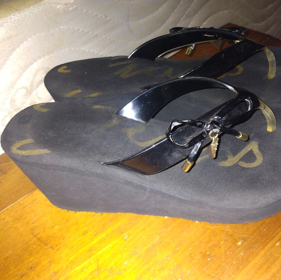 Guess Black with gold and rhinestones platform flip flops - Picture 4 of 10